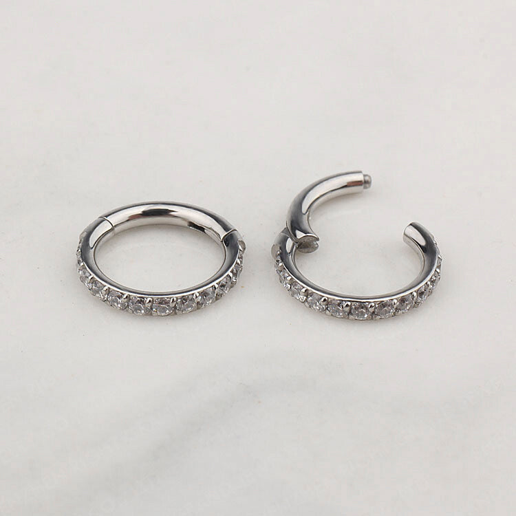Manek° Anillo de nariz con cierre de clic y engaste de garra de titanio de grado implante, circonita cúbica pavimentada para piercing 16G.