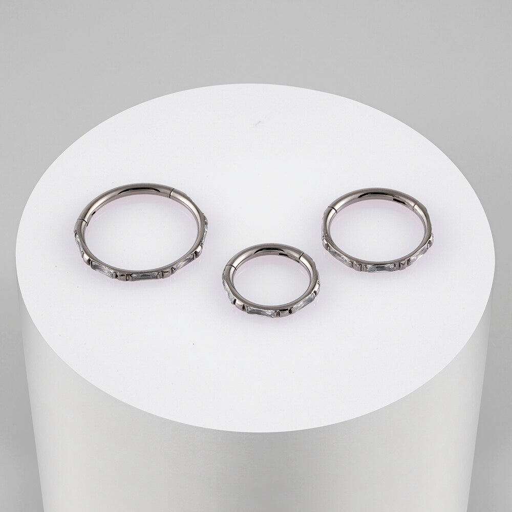 Manek° Piercing de hélice y conch, rectangular, de titanio, grado ASTM F136, con engaste de garras y bisagra, calibre 16G.