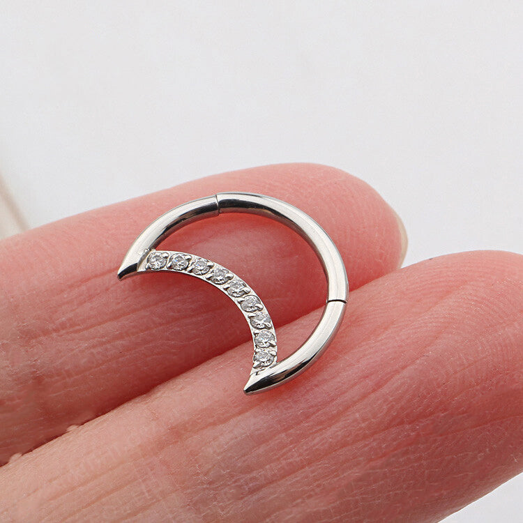 Daith Helix con engaste de titanio ASTM F136, grado de implante , circonita cúbica en forma de Luna , cierre de clic 16G.