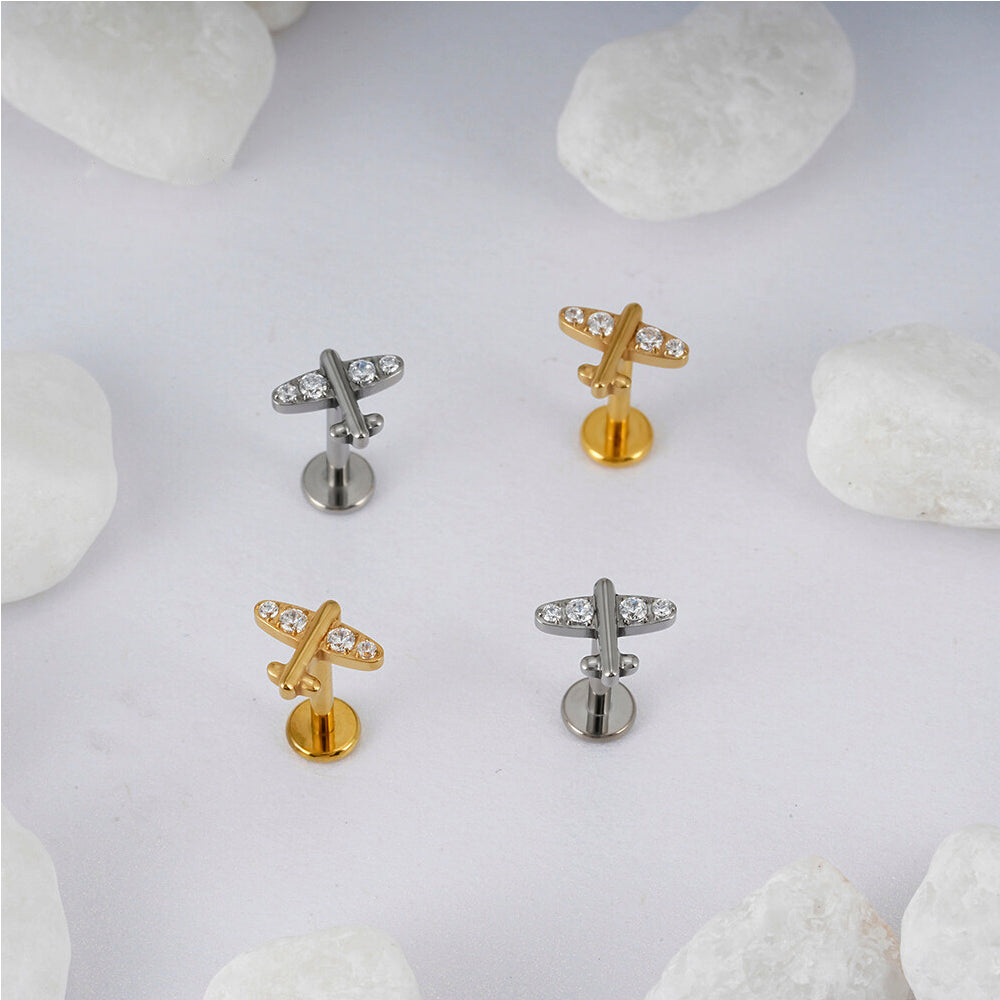 Manek° Piercing pequeño de avión minimalista de titanio ASTM F136 rosca interna y circonita cúbica, ideal para perforaciones en el tragus, cartílago, hélix y rook 16G.