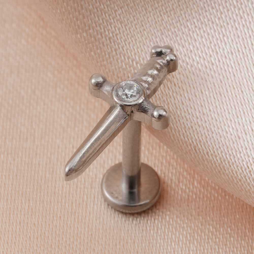 Manek° Pendiente de espada de titanio ASTM F136  con rosca interna y circonita cúbica, labret, daga, piercing para tragus, hélix y cartílago 16G.