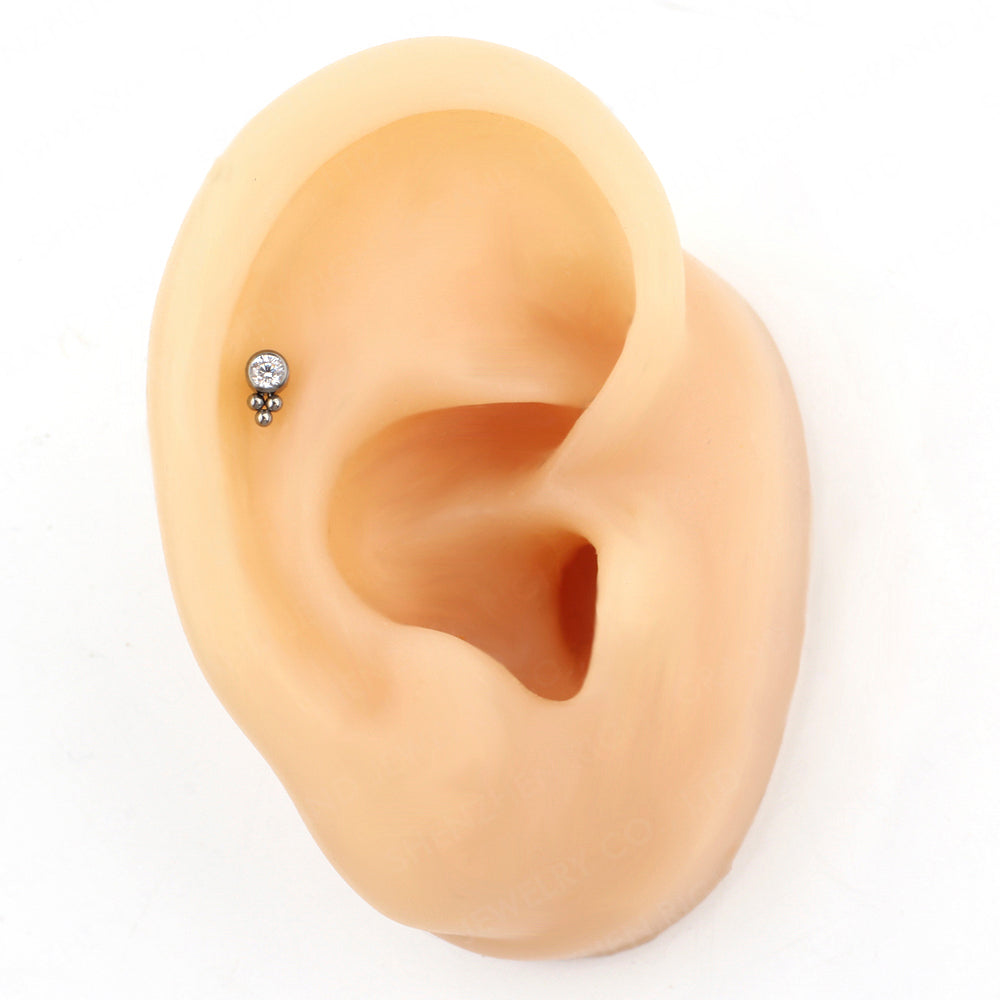 Manek° labret de titanio de grado implante ASTM F136 con rosca interna, engaste de circonita transparente y soldadura de perlas.