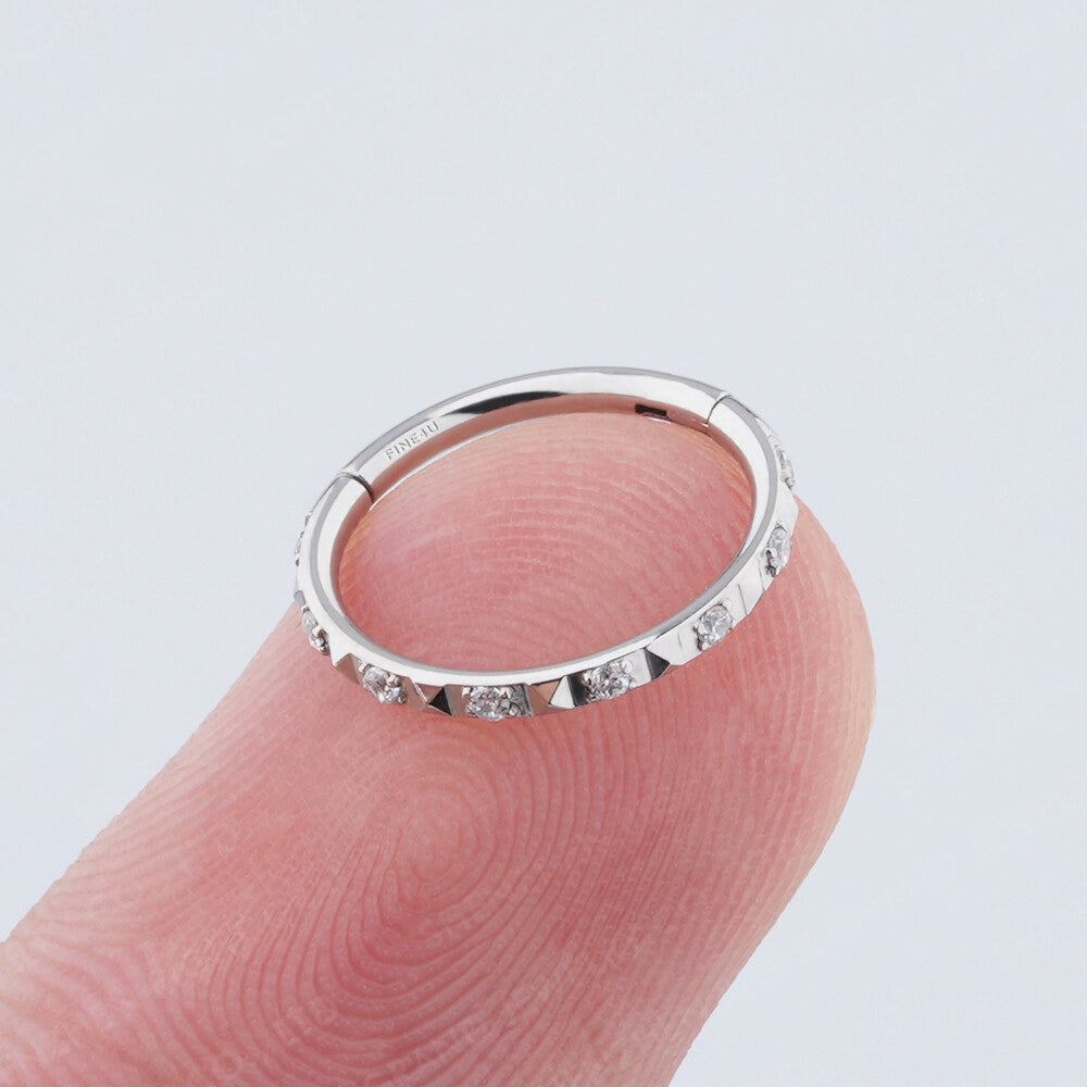 Manek° Anillo cierre de clic y engaste de garra de titanio de grado implante, circonita cúbica pavimentada con espacios piramidales  piercing Helix 16G.