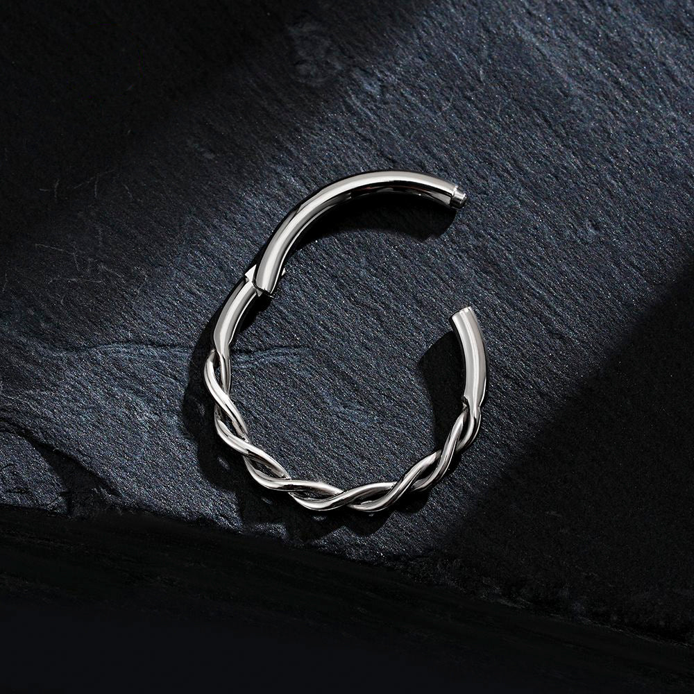 Manek° Anillo de clic de segmento retorcido de titanio ASTM F136,  trenzado, para septum, daith y cartílago 16G.