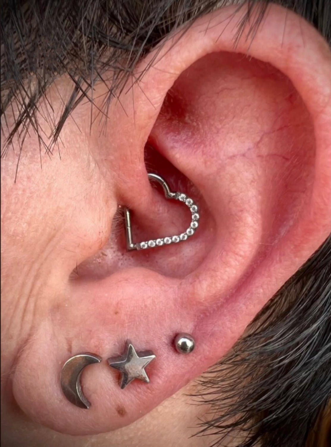 Daith Helix con engaste de titanio ASTM F136, grado de implante derecho y izquierdo, circonita cúbica en forma de corazón, cierre de clic 16G