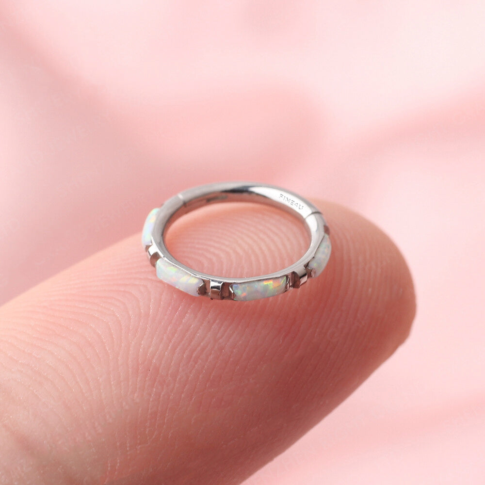 Manek° Piercing de hélice y conch, rectangular, de titanio, grado ASTM F136, con engaste de opalo y bisagra, calibre 16G.