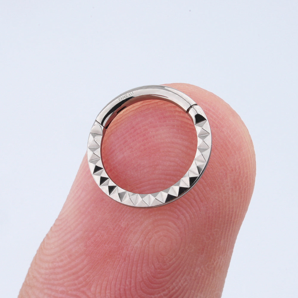 Manek° Piercing de titanio de grado implante, pulido espejo, piramidal, con bisagra y clicker nasal 16G.