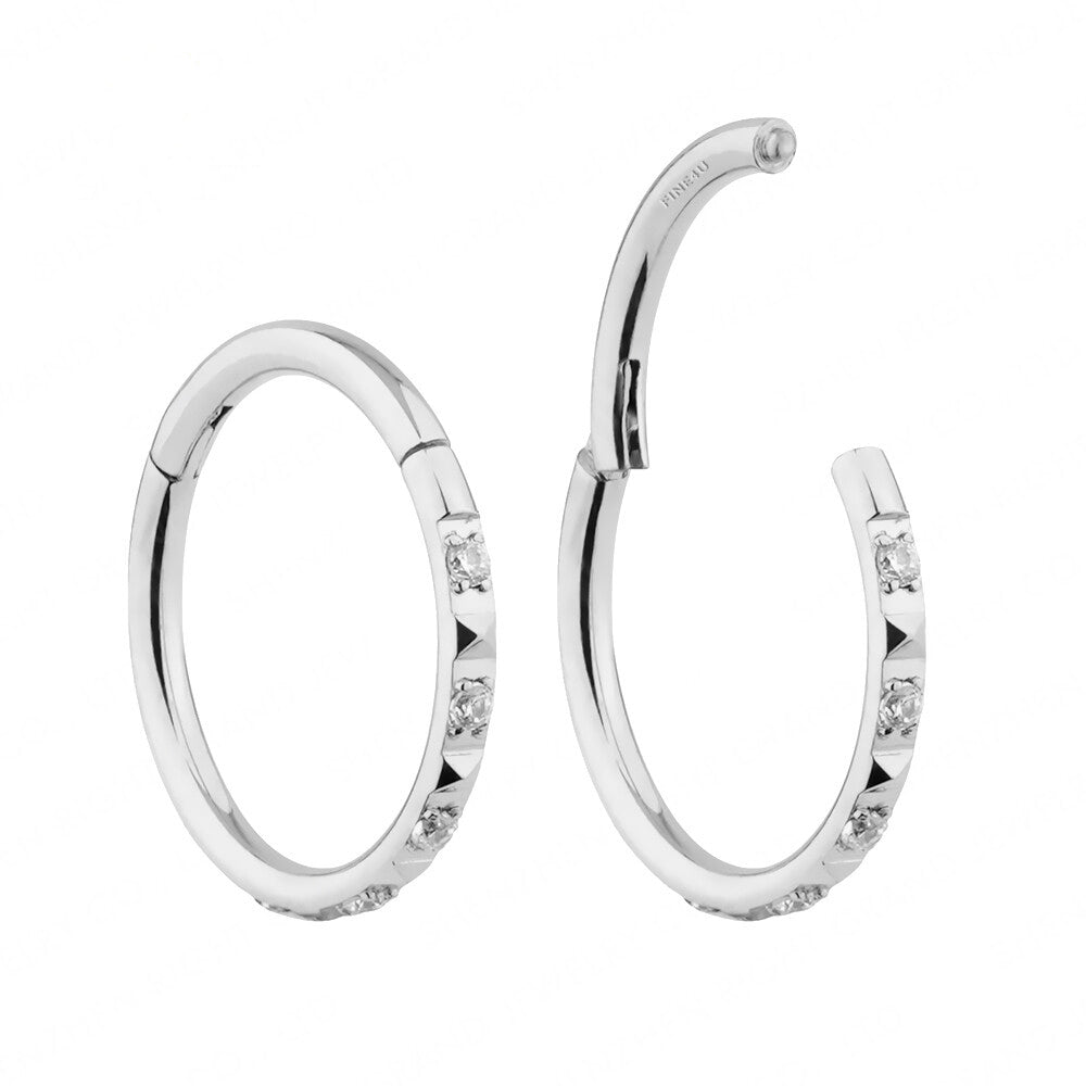 Manek° Anillo cierre de clic y engaste de garra de titanio de grado implante, circonita cúbica pavimentada con espacios piramidales  piercing Helix 16G.