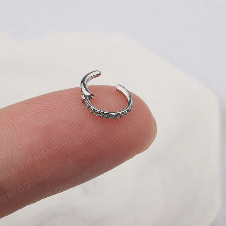 Manek° Anillo de nariz con cierre de clic y engaste de garra de titanio de grado implante, circonita cúbica pavimentada para piercing 16G.
