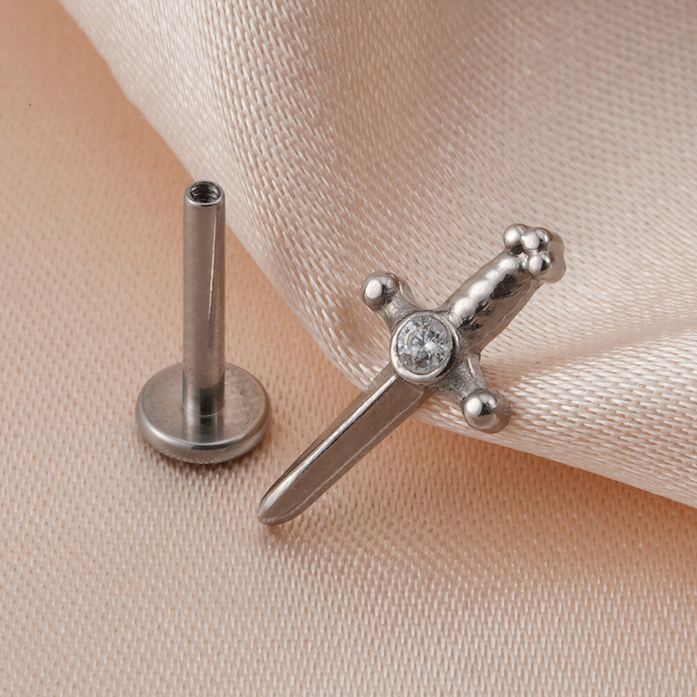 Manek° Pendiente de espada de titanio ASTM F136  con rosca interna y circonita cúbica, labret, daga, piercing para tragus, hélix y cartílago 16G.