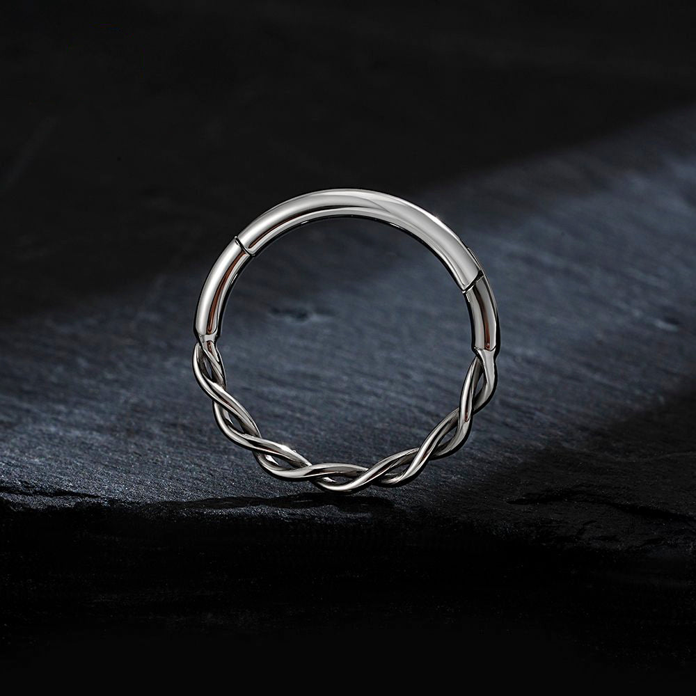 Manek° Anillo de clic de segmento retorcido de titanio ASTM F136,  trenzado, para septum, daith y cartílago 16G.
