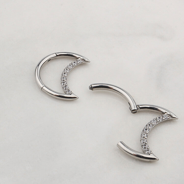 Daith Helix con engaste de titanio ASTM F136, grado de implante , circonita cúbica en forma de Luna , cierre de clic 16G.