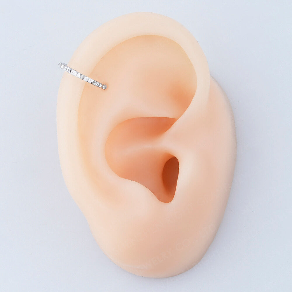 Manek° Anillo cierre de clic y engaste de garra de titanio de grado implante, circonita cúbica pavimentada con espacios piramidales  piercing Helix 16G.