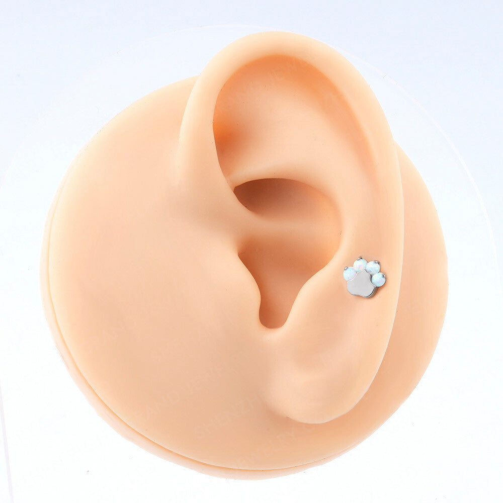 Manek° Piercing labret helix ASTM F136 de titanio con rosca interna, engaste de garra, ópalo y circonita con forma de huella de pata 16G.