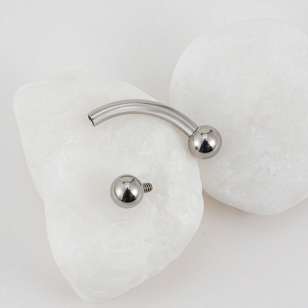 Manek° piercing de ceja titanio de grado implante F136 con rosca interna curvado tipo rook 16G.