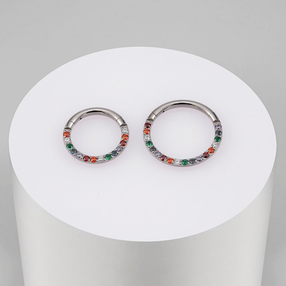 Manek° Piercing nasal de segmento articulado  ASTM F136 de titanio de grado implante con circonitas cúbicas arcoíris 16G.