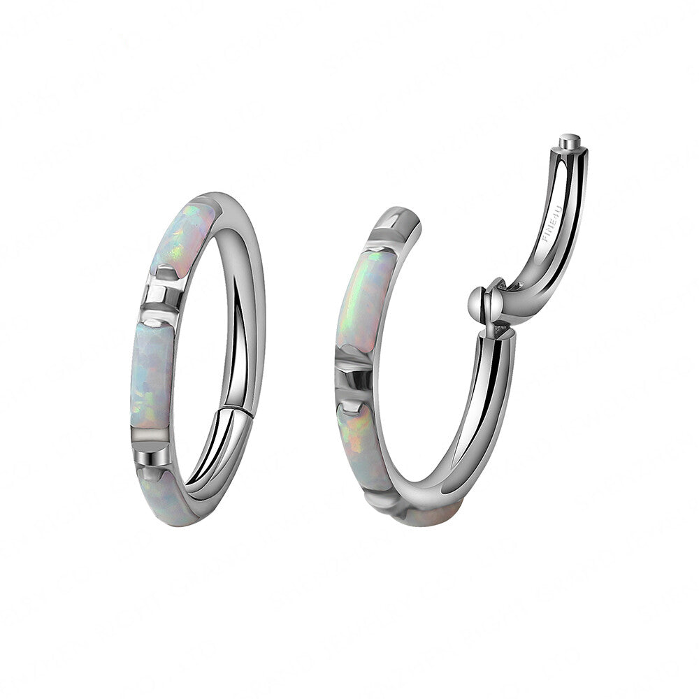 Manek° Piercing de hélice y conch, rectangular, de titanio, grado ASTM F136, con engaste de opalo y bisagra, calibre 16G.