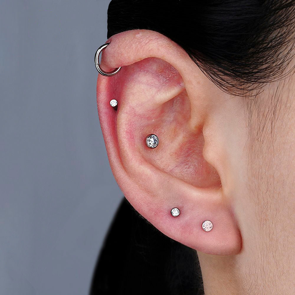 Manek° Pendiente de cartílago ASTM F136 de titanio con rosca interna y bisel de circonita redonda, estilo punk, para hélix, tragus, concha, labret y piercing 16G.