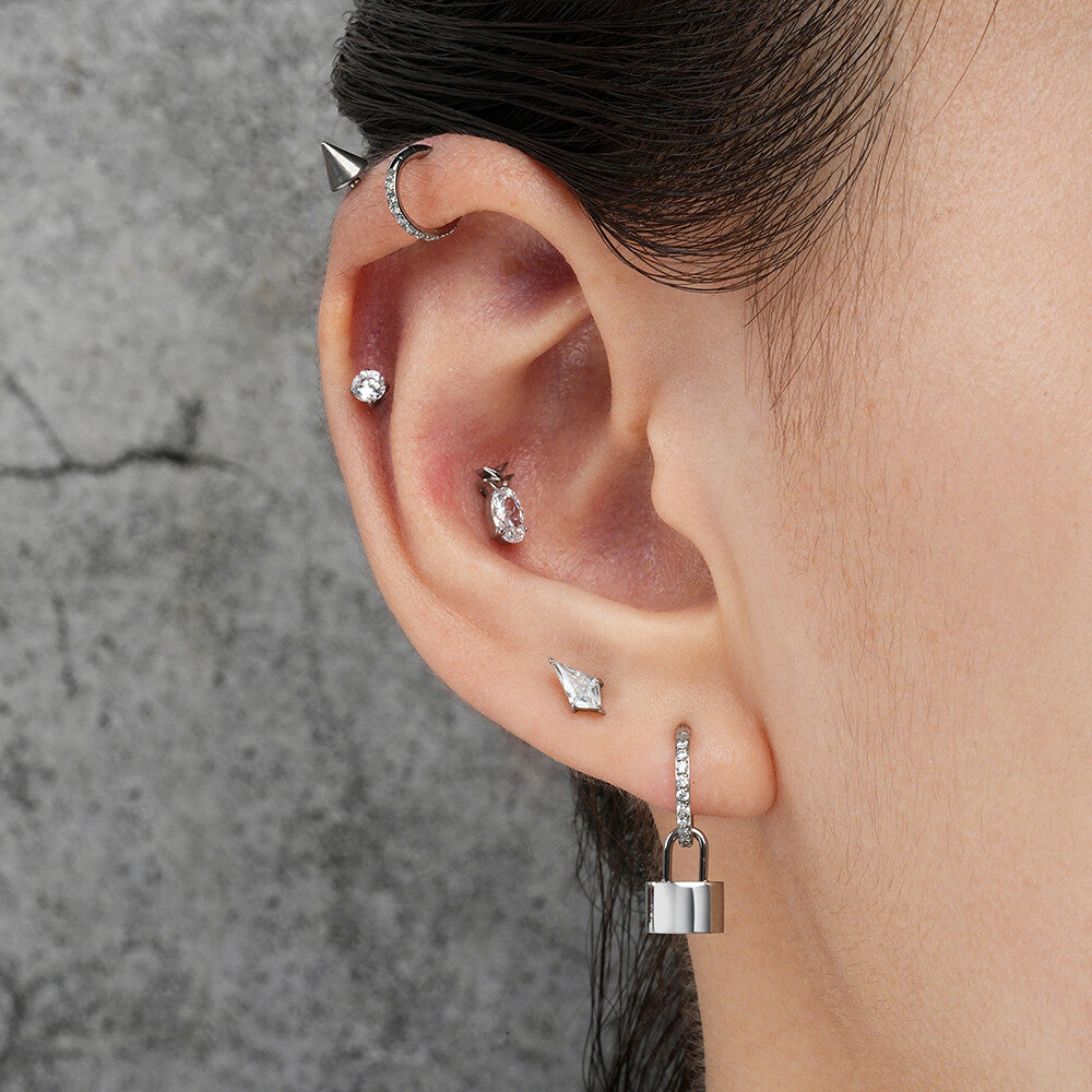 Manek° Pendiente  ASTM F136 de titanio 16G con rosca interna, forma de piña, con labret ovalado de circonita cúbica, ideal para perforaciones en cartílago, tragus, hélix, conch y lóbulo.