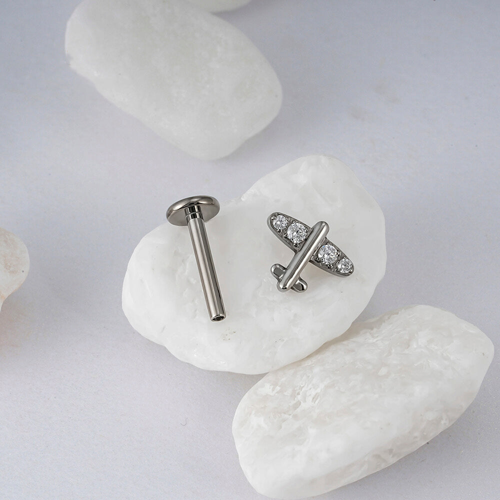Manek° Piercing pequeño de avión minimalista de titanio ASTM F136 rosca interna y circonita cúbica, ideal para perforaciones en el tragus, cartílago, hélix y rook 16G.