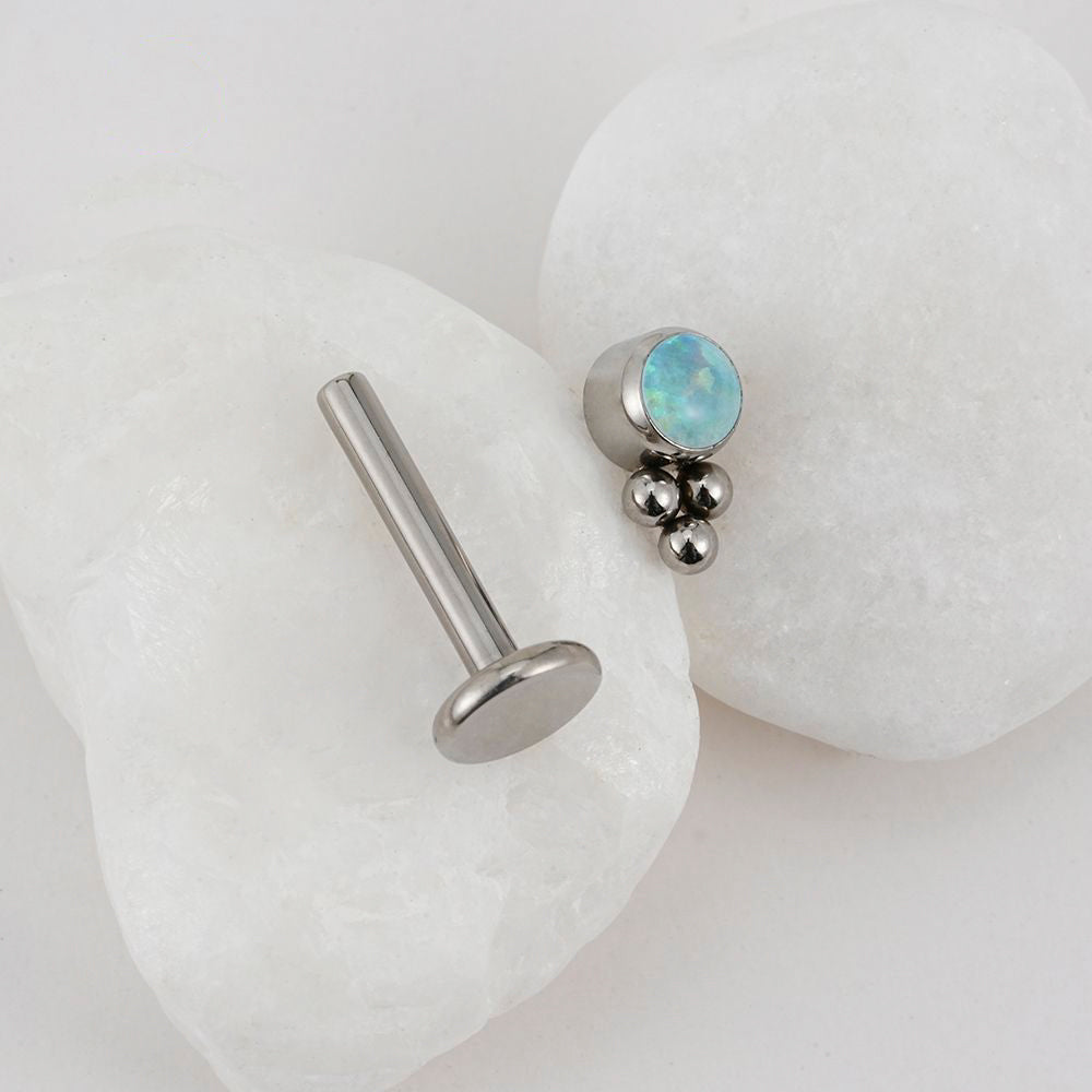 Manek° labret de titanio de grado implante ASTM F136 con rosca interna, engaste de circonita transparente y soldadura de perlas.