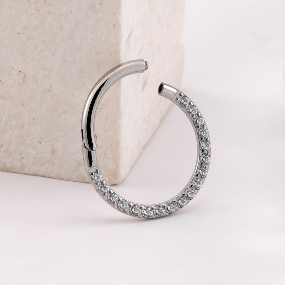 Manek° Anillo de nariz con cierre de clic y engaste de garra de titanio de grado implante, circonita cúbica pavimentada para piercing daith.