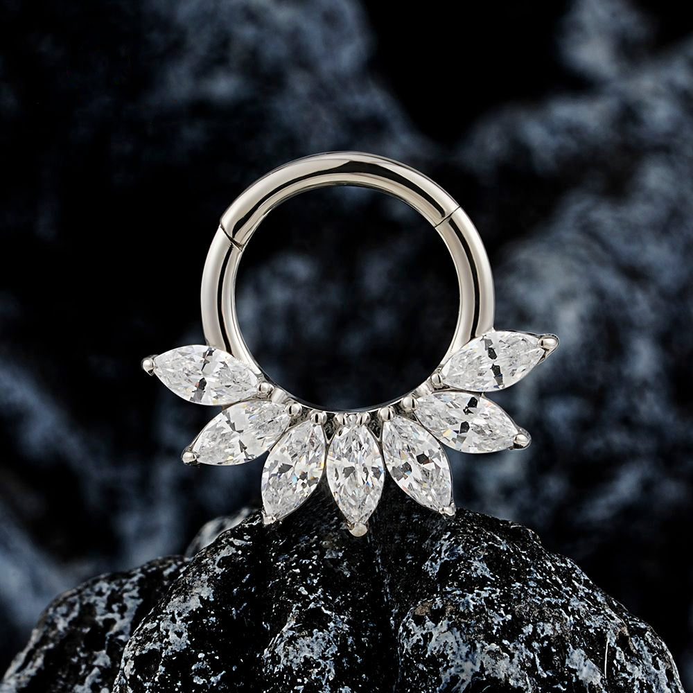 Manek° Aro de nariz articulado con segmento de circonita cúbica marquesa ASTM F136 de titanio para piercing de septum, cartílago y daith 16G.