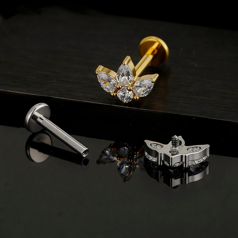 Manek° Piercing labret  ASTM F136 de titanio con rosca interna, triple gota de agua y circonitas cúbicas, ideal para hélix, conch, cartílago, tragus y espalda plana 16G.