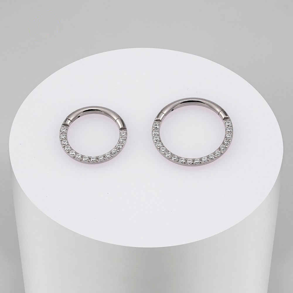 Manek° Anillo de nariz con cierre de clic y engaste de garra de titanio de grado implante, circonita cúbica pavimentada para piercing daith.