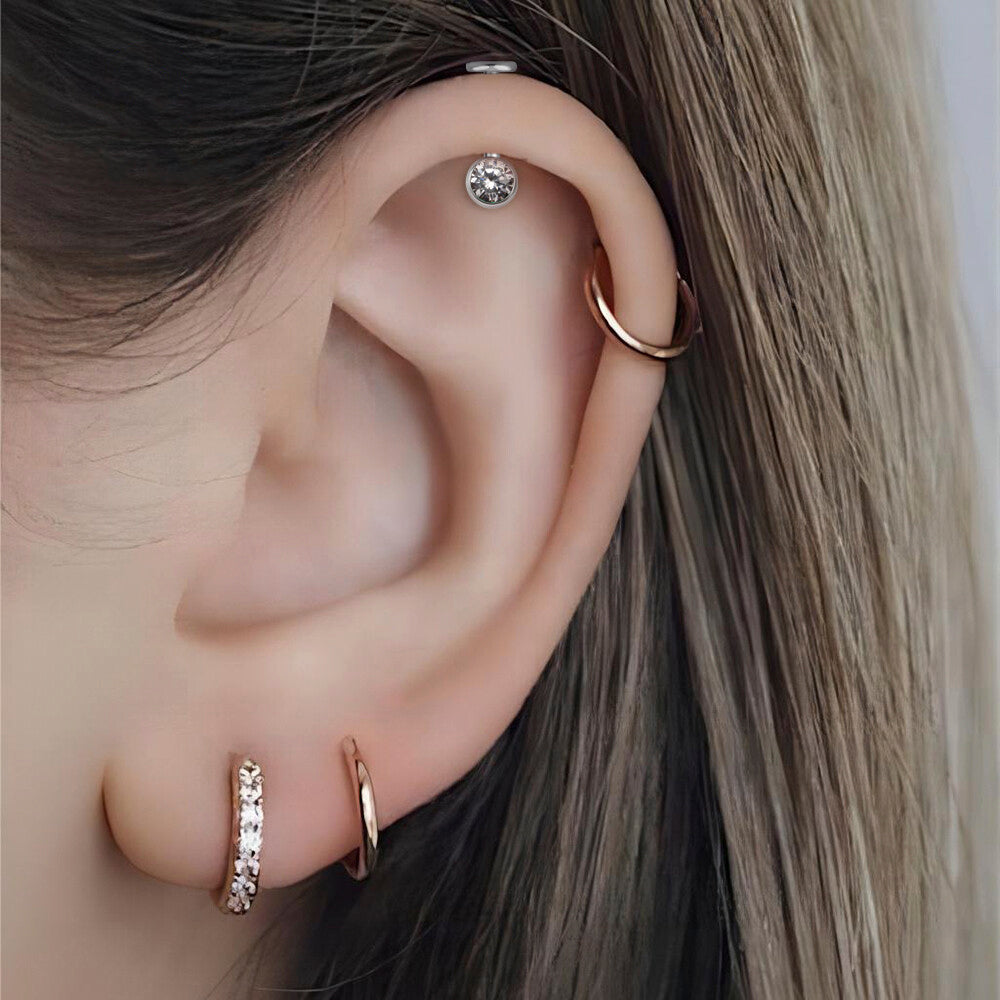 Manek° Piercings verticales para cartílago de helix ASTM F136 de titanio con engaste de circonita cúbica redonda y rosca interna 16G.