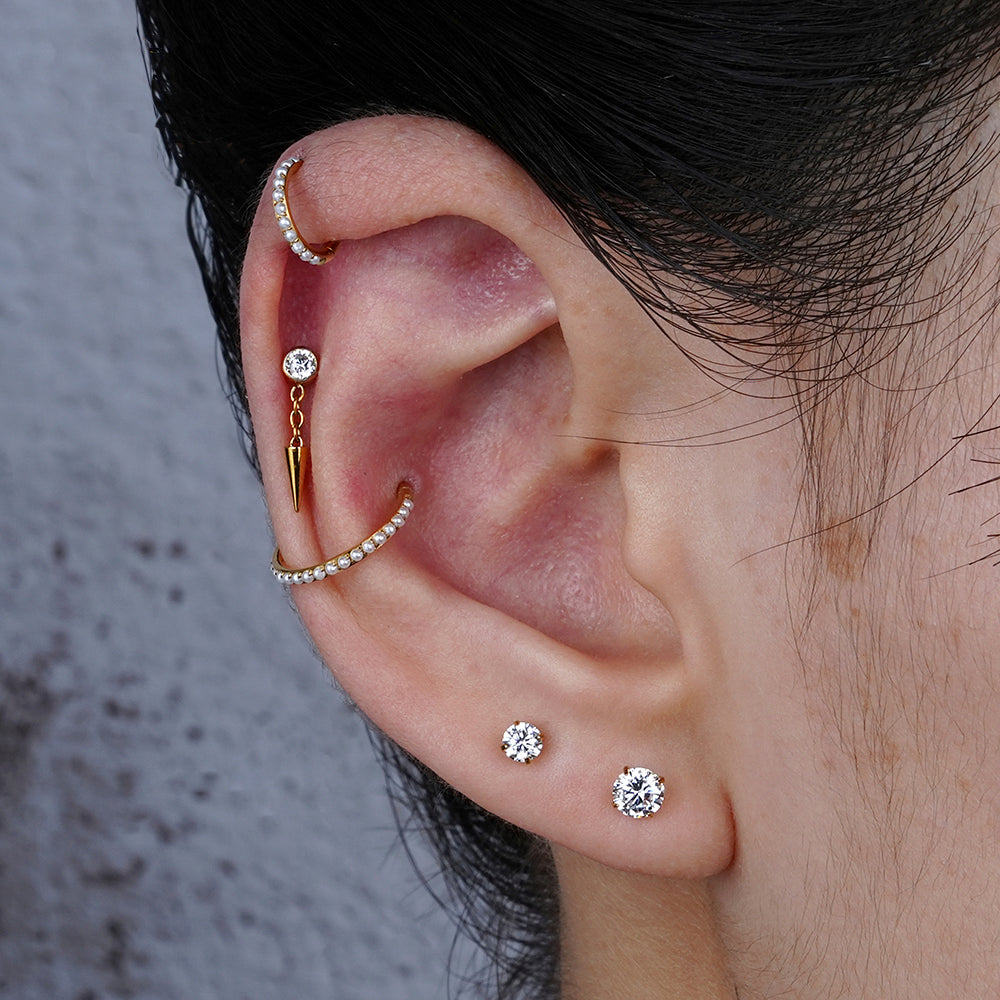 Manek° Pendiente con bisel de titanio ASTM F136 derecho, colgante de cono con circonitas cúbicas, pendiente de conch, hélix, tragus, espiga, cadena, pendiente colgante 16G.
