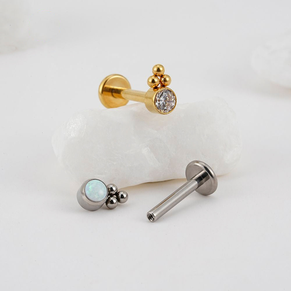 Manek° labret de titanio de grado implante ASTM F136 con rosca interna, engaste de circonita transparente y soldadura de perlas.