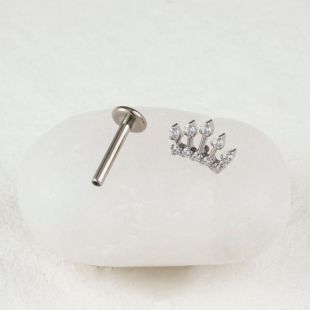 Manek° Piercing para cartílago con rosca interna, corona, tiara, helix, tragus y concha, talla grande derecha, ASTM F136, titanio, circonita cúbica.