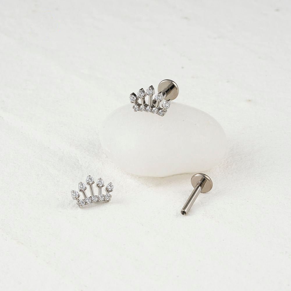Manek° Piercing para cartílago con rosca interna, corona, tiara, helix, tragus y concha, talla grande derecha, ASTM F136, titanio, circonita cúbica.